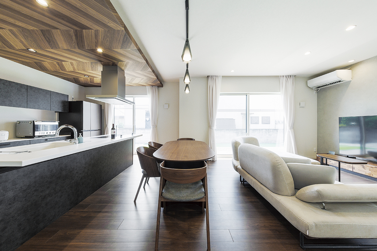 自由なプラン設計で自分も二人の時間も満喫。日常も災害時も確かな性能で安心して暮らせる平屋